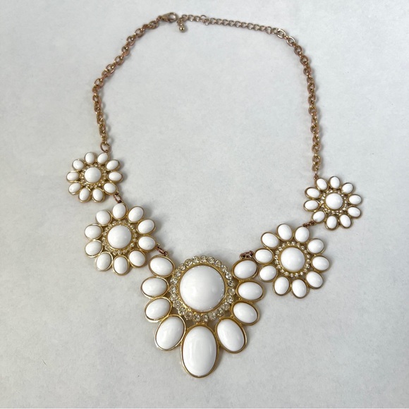 White Flowers Statement Style Necklace & Earrings Set Gold Tone - Picture 3 of 9
